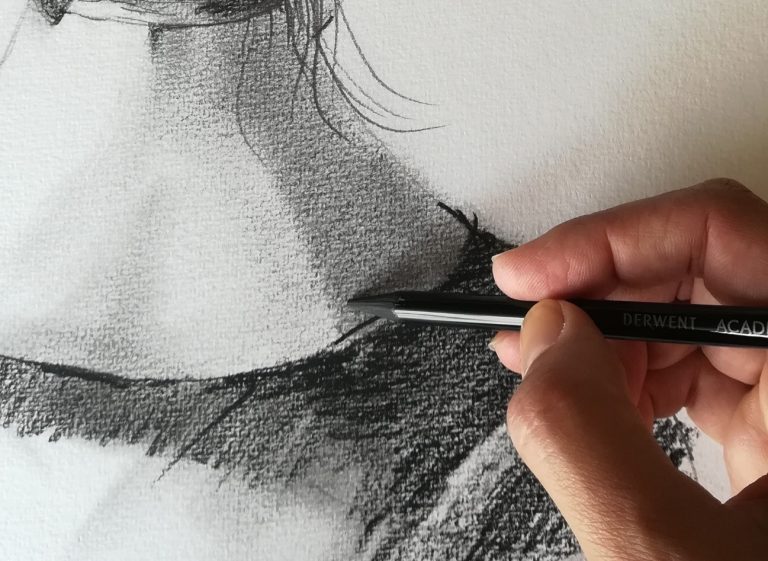 Desenho de observação a lápis, trabalhado à mão